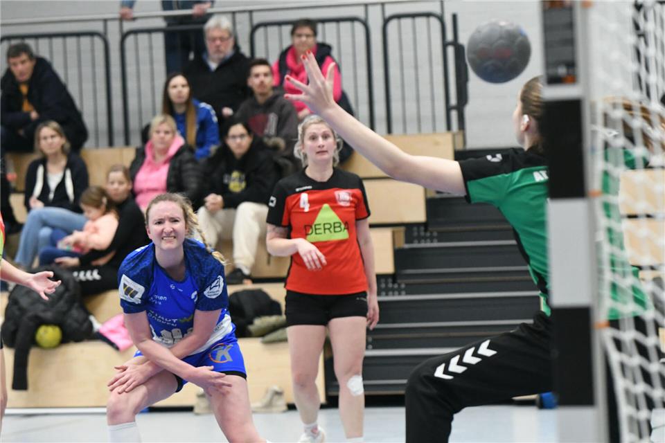 Führungstreffer zum 28:27 – 46 Sekunden vor Schluss: Maike Hörnemann überwindet Biesels Torfrau Milla Kebben. 