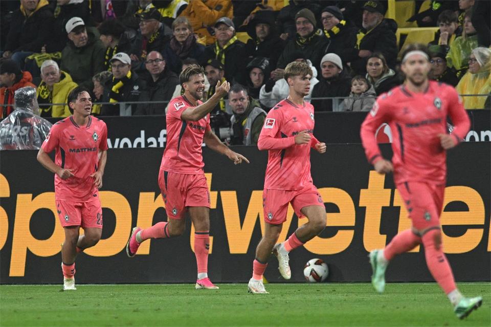 Füllkrug und der SV Werder Bremen feiern einen Punktgewinn in Dortmund.Bernd Thissen/dpa