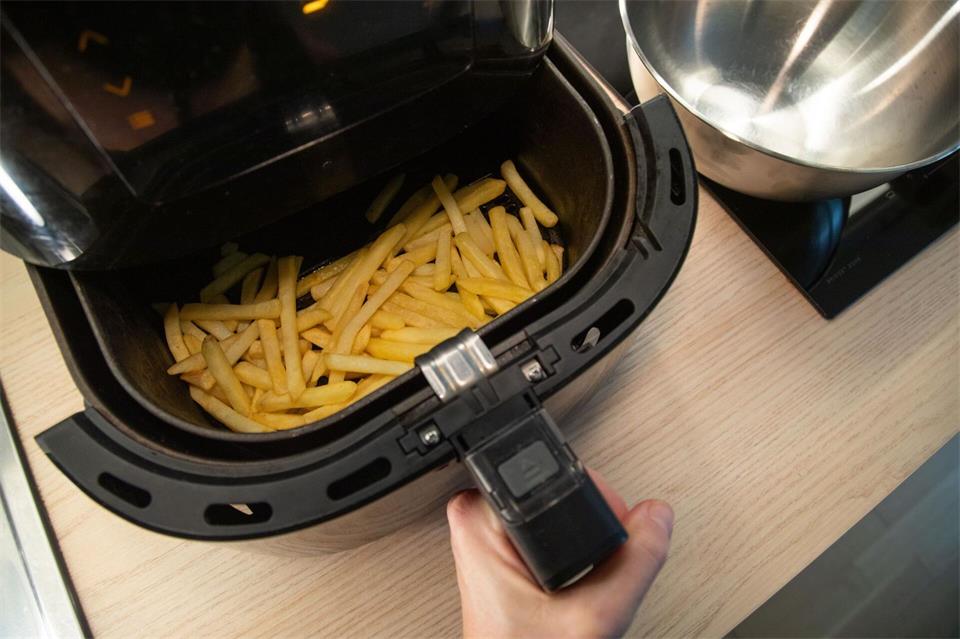 Füllmenge und regelmäßiges schütteln beeinflussen beim Garen im Airfryer das Ergebnis.Christin Klose/dpa-tmn