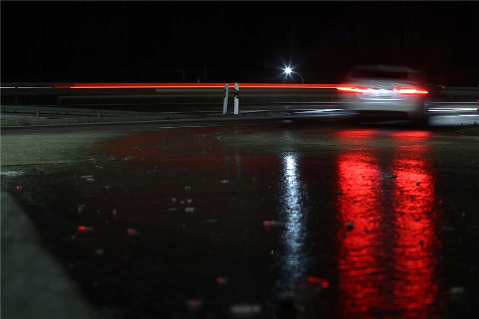Fünf Fahrzeuge sind auf der A20 durch die glatte Straße verunfallt. (Symbolbild)Karl-Josef Hildenbrand/dpa