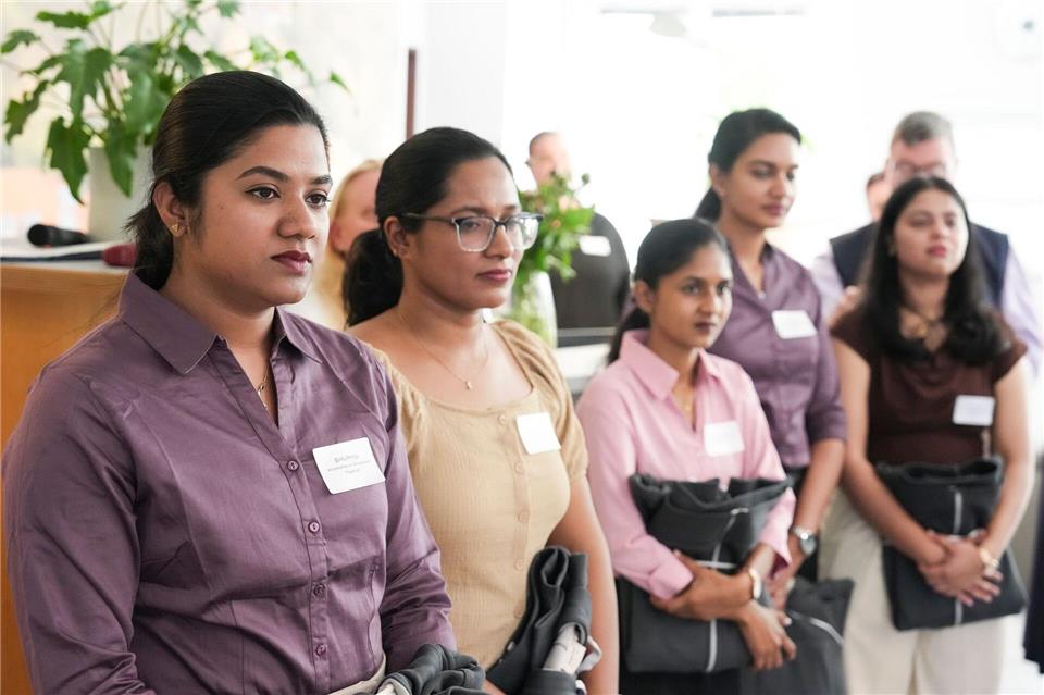 Fünf Frauen aus Indien verstärken die Seniorenpflege in dem Pilotprojekt.Sven Kaeuler/dpa