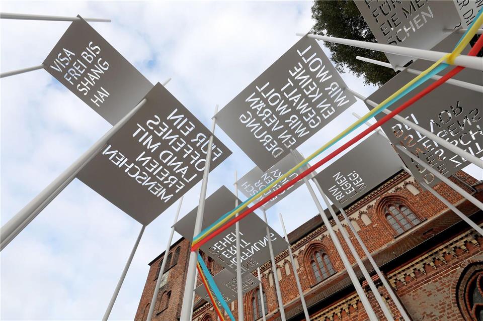Freiluft-Ausstellung erinnert in Waren an Wendeherbst 1989 Fünf Jahre nach dem Erinnerungszeichen für die Friedliche Revolution von 1989 im Nordosten an der Warener Georgenkirche folgt jetzt eine Freiluft-Ausstellung. Waren an der Müritz gilt als Stadt der ersten Montagsdemo im Norden der damaligen DDR. (Archivbild)Bernd Wüstneck/dpa-Zentralbild/dpa