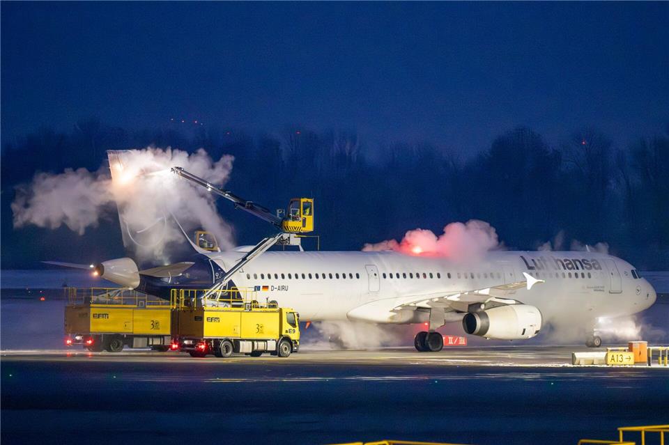 Fünf Lufthansa-Flugzeuge konnten wegen Schneefalls in der Februarnacht nicht abheben. (Symbolbild)Peter Kneffel/dpa