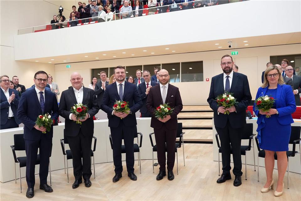 Fünf Männer und eine Frau sind als neue Ministerin und Minister in Brandenburg vereidigt.Soeren Stache/dpa