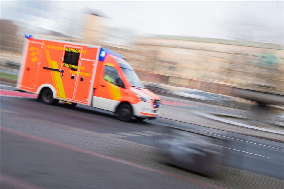 Auto prallt in Gegenverkehr – Familie mit Kindern verletzt Fünf Menschen sind am Samstagnachmittag bei einer Kollision verletzt worden. (Symbolbild)Julian Stratenschulte/dpa