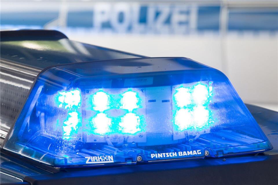 Fünf Menschen sind bei einem Unfall zwischen einem Linienbus und drei Autos verletzt worden. (Symbolbild)Friso Gentsch/dpa