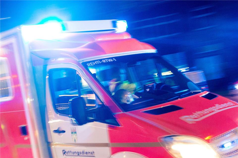 Fünf Menschen wurden bei dem Unfall leicht verletzt. (Symbolbild)Marcel Kusch/dpa