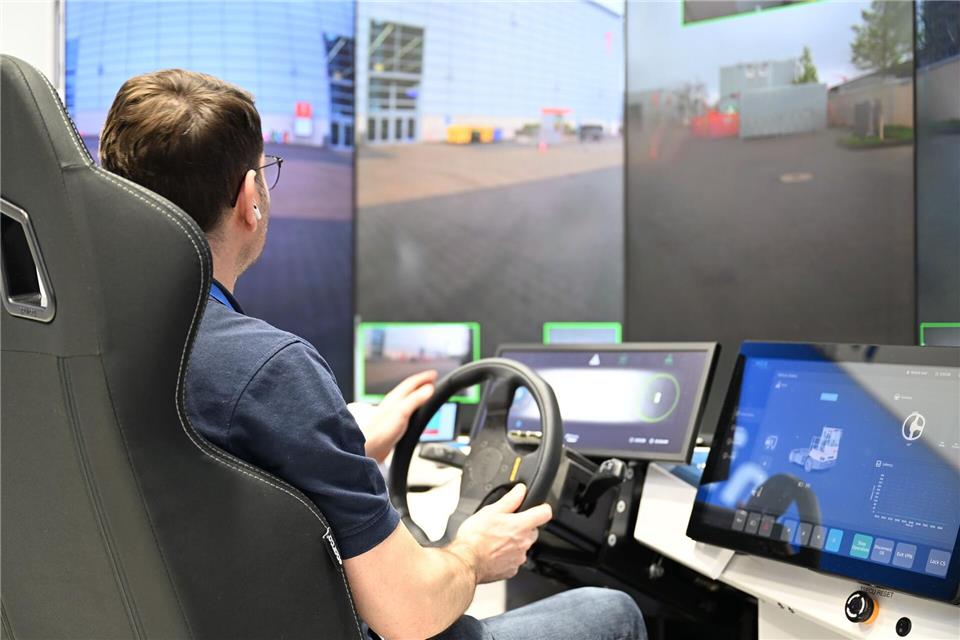 Fünf Monitore, ein Steuer und ein Fahrer, der über das Handynetz mit einem Fahrzeug verbunden ist, das außerhalb seiner Sichtweite ist - so zu sehen am Rheinmetall-Messestand bei der Robotik- und Drohnen-Messe Xponential.Wolf von Dewitz/dpa