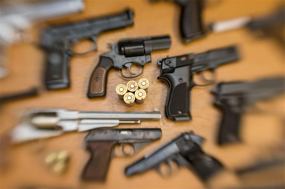 Fünf Pistolen waren auf der Terrasse des 70-jährigen Sportschützen nur in einer offenen Kiste verwahrt. (Symbolbild)Friso Gentsch/dpa