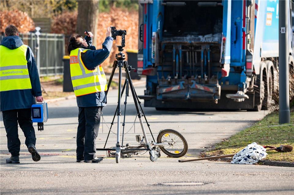 Fünf Radfahrer sind in Hamburg nach Angaben des Senats im ersten Halbjahr 2025 tödlich verunglückt. (Archivfoto)Jonas Walzberg/dpa