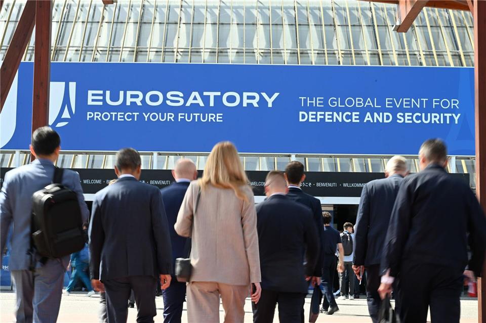 Fünf Tage lang strömten die Besucherinnen und Besucher scharenweise in die Messehallten der Eurosatory. 2028 soll die französische Rüstungsmesse erneut stattfinden.Wolf von Dewitz/dpa