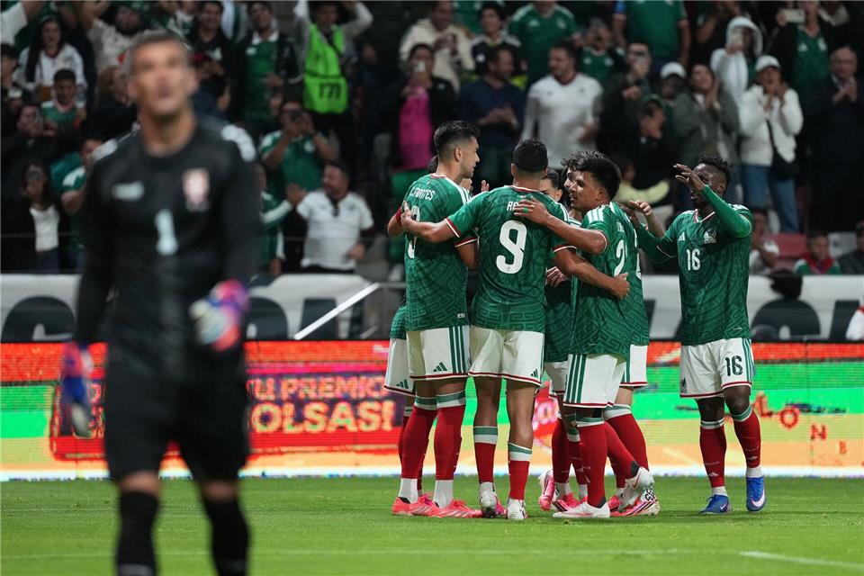 Fünf Tore gab es für die mexikanische Nationalmannschaft bei der WM-Generalprobe gegen Serbien.Fernando Llano/AP/dpa