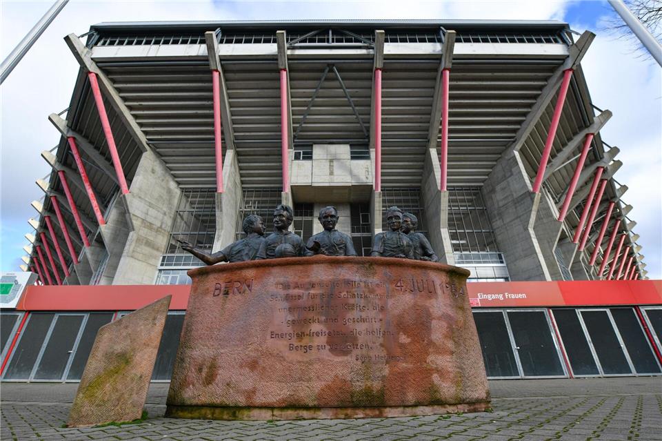 Fünf Weltmeistern des 1. FC Kaiserslautern wurde vor dem Fritz-Walter-Stadion ein Denkmal errichtet.Uwe Anspach/dpa