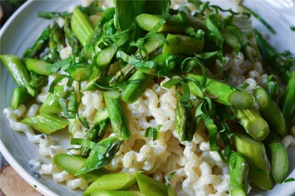 Fünf Zutaten, Salz und Pfeffer: Diese Pasta mit grünem Spargel ist fast so schnell zubereitet wie ein Fertiggericht.Christina Heß/dpa-tmn