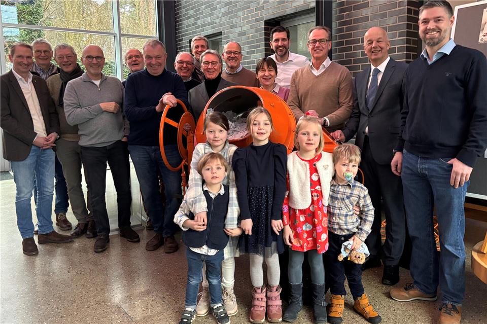 Fünf junge Glücksbringer zogen am Montag die Hauptgewinner der Weihnachts-Tombola.