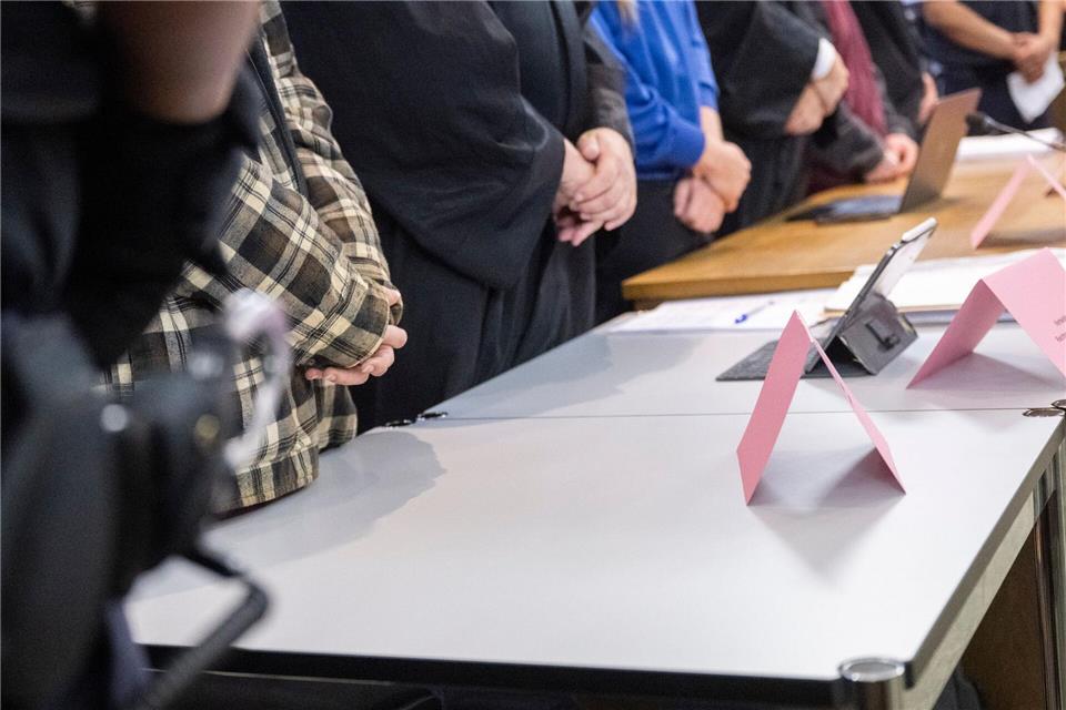 Fünf mutmaßliche Anhänger der „Reichsbürger“-Szene standen in Mosbach vor dem Landgericht. (Archivbild)-/dpa