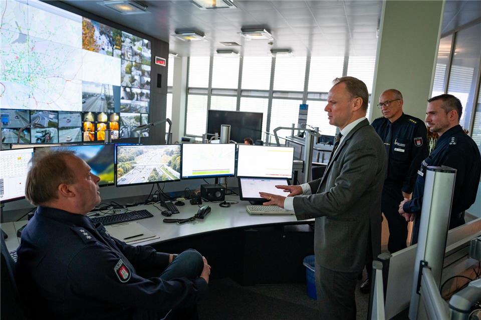 Für 1,6 Millionen Euro wurde die Verkehrsleitzentrale in den vergangenen Monaten modernisiert.Jonas Walzberg/dpa