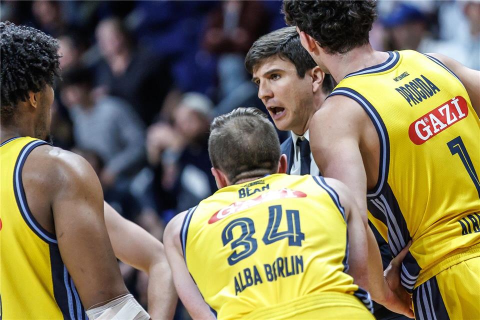 Alba Berlin patzt bei Bundesliga-Generalprobe Für Alba-Trainer Pedro Calles (2.v.r) bleibt bis zum Saisonstart noch einiges zu tun. (Archivbild)Andreas Gora/dpa