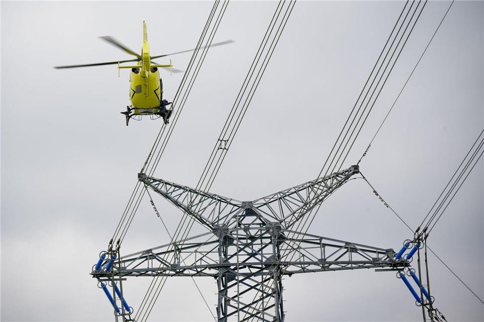 Für Arbeiten in großer Höhe kommt ein Hubschrauber zum Einsatz.Henning Kaiser/dpa