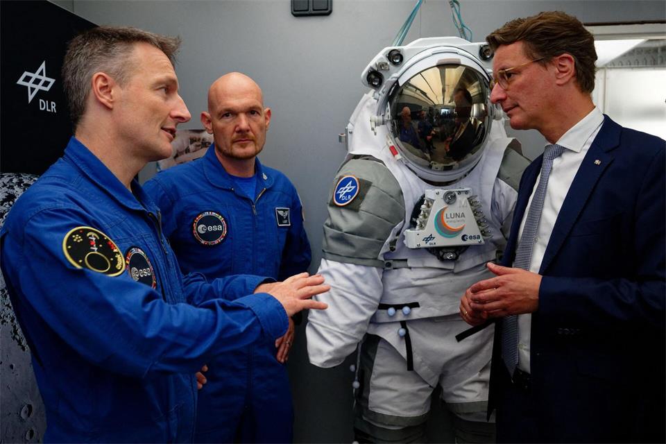Für Astronauten ist der Mond der „achte Kontinent“. Ministerpräsident Wüst sagte: „Wenn Sie jetzt den Weg zum Mond sehen, sind wir da ganz weit vorne.“Henning Kaiser/dpa