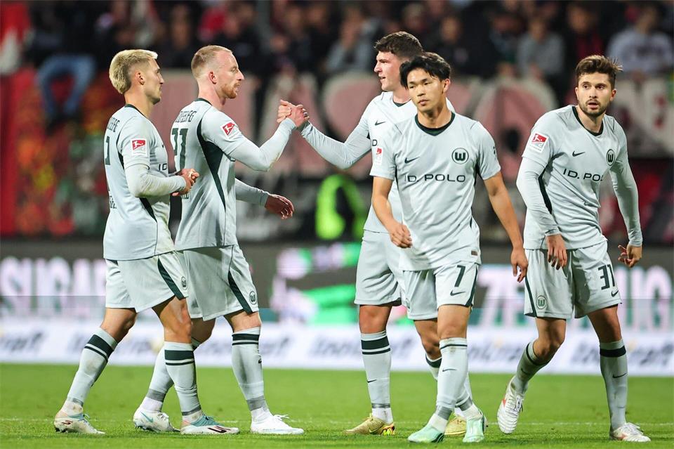 Für Aufstiegsfavorit Wolfsburg sprang in Nürnberg ein wildes 4:4 heraus - schon das zweite in der Saison.Daniel Karmann/dpa