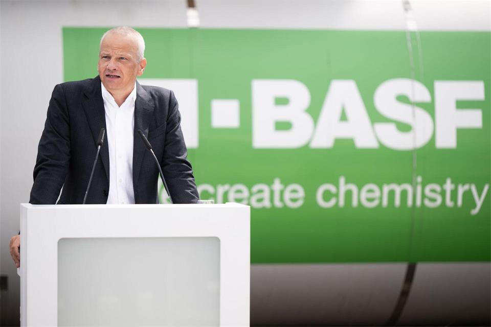 Für BASF-Chef Markus Kamieth wäre ein möglicher Zusammenschluss mit dem Spezialchemiekonzern ein logischer und sinnvoller Schritt zum richtigen Zeitpunkt. (Archivbild) Florian Wiegand/dpa