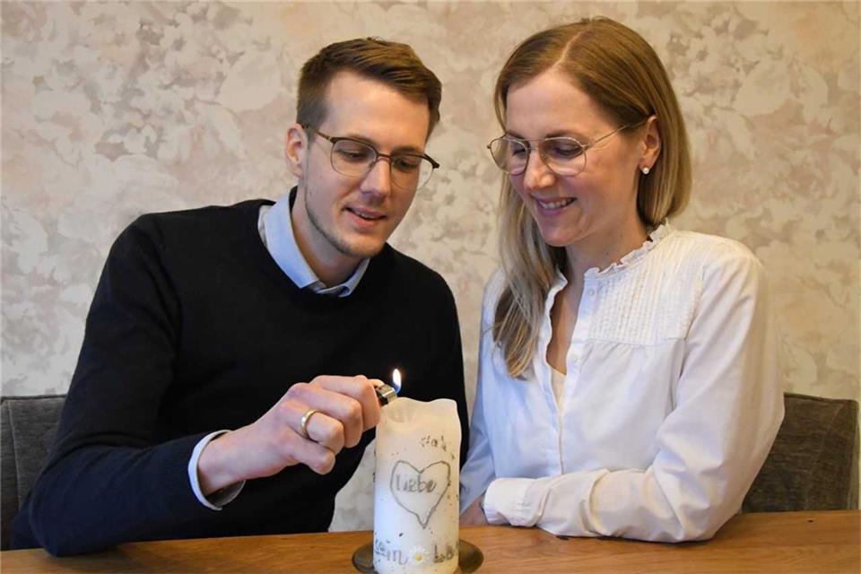 Für Bastian und Heike Welsing gehört ihr Sternenkind Fridtjof zu ihrem Leben und nicht nur, wenn sie eine Kerze für ihn entzünden.