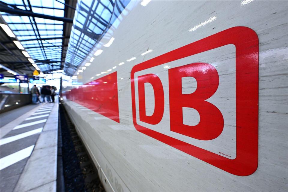 Für Baumaßnahmen sperrt die Deutsche Bahn Strecken in Thüringen, das wirkt sich nicht nur auf den Nahverkehr aus. (Symbolbild)Martin Schutt/dpa