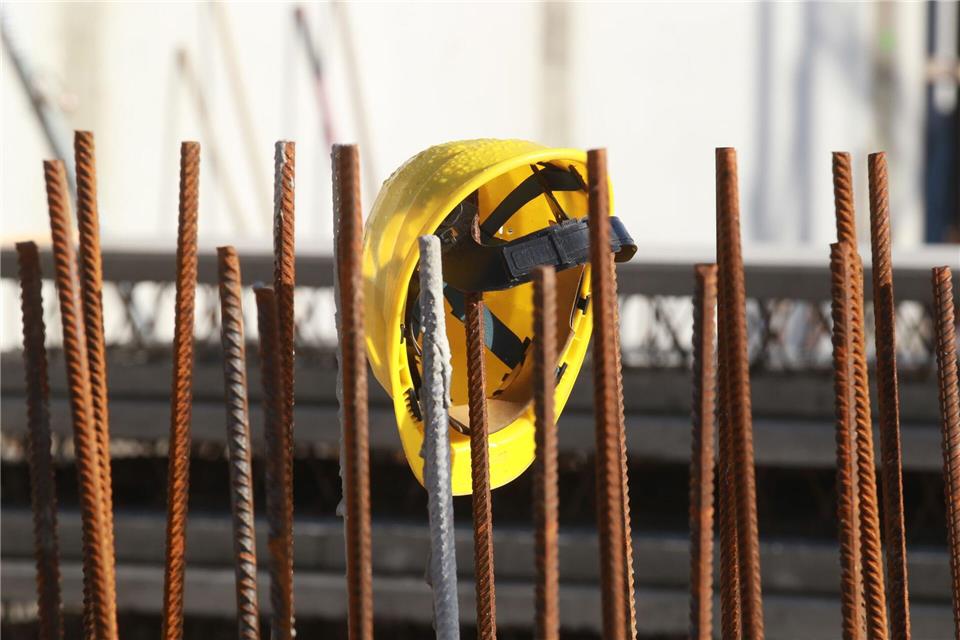 Kampf gegen Schleuser: Ermittler durchsuchen mehrere Gebäude Für Baustellenkontrollen wurden die Menschen mit gefälschten Papieren ausgestattet. (Symbolbild)Bodo Schackow/dpa-Zentralbild/dpa