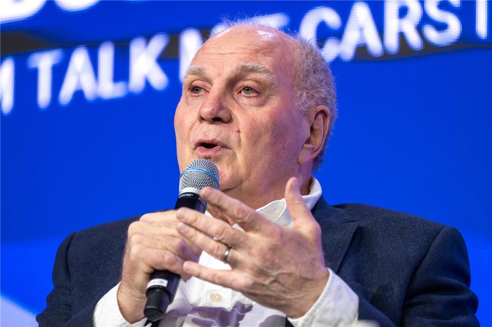 Für Bayerns Ehrenpräsidenten Uli Hoeneß ist der Ausgang im Viertelfinale der Champions League gegen Real Madrid offen. (Archivbild)Peter Kneffel/dpa