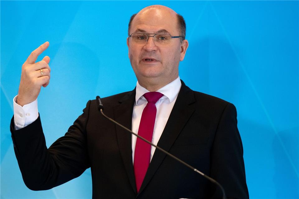 Für Bayerns Finanzminister Albert Füracker (CSU) zeigen die neuesten Zahlen, dass das bisherige System des Länderfinanzausgleichs nichts mehr mit Fairness zu tun hat. (Archivbild)Sven Hoppe/dpa