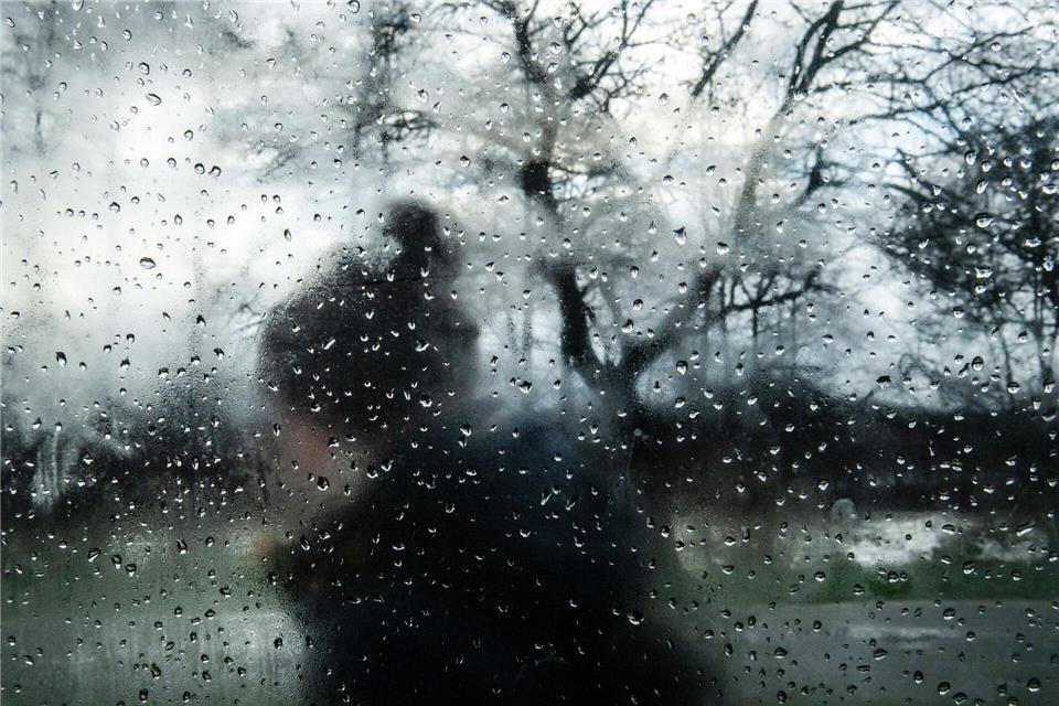 Was hilft, depressive Menschen besser zu verstehen Für Betroffene, Angehörige oder Freunde wichtig zu wissen: Depressionen ist behandelbar.picture alliance/dpa