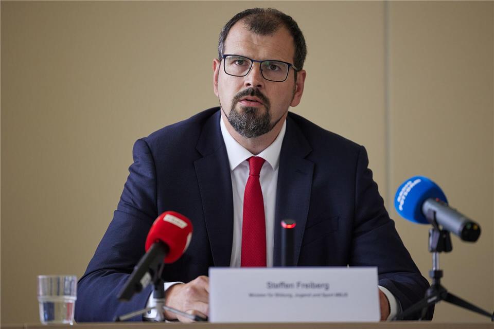 Für Bildungsminister Steffen Freiberg ist die Absicherung des Unterrichts das höchste Ziel. Joerg Carstensen/dpa