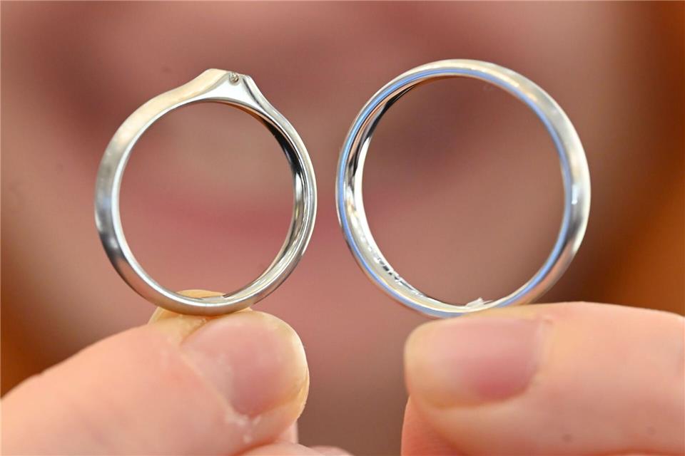 Für Brautpaare sind Trauring aus Platin - wie links zu sehen - eine Alternative. (Archivbild)Uli Deck/dpa