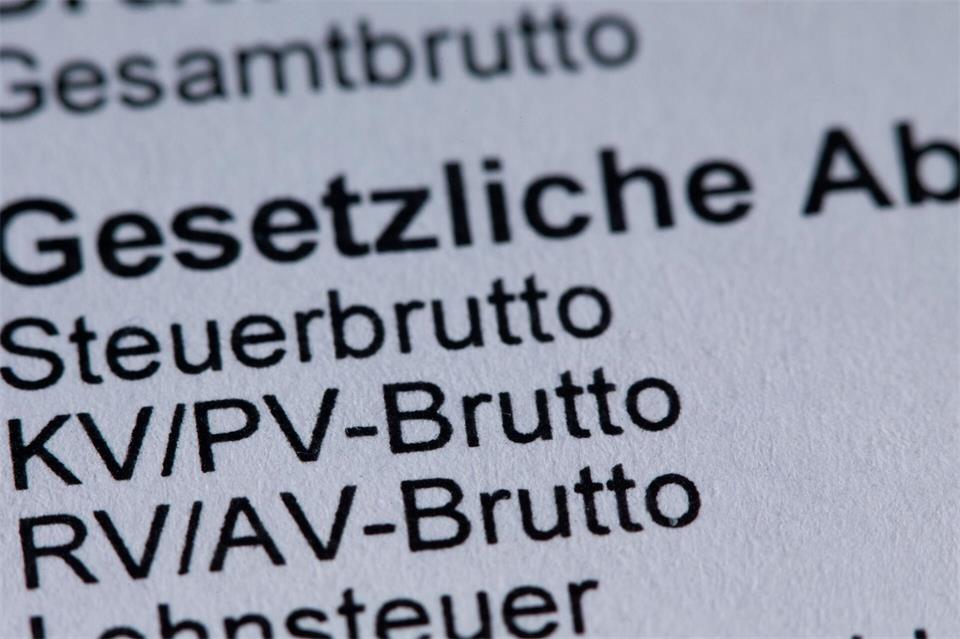 Für Bruttogehälter ab 5.812,50 Euro im Monat wird die Krankenversicherung ab kommenden Jahr teurer, bei mehr als 8.450 Euro wird auch mehr Rentenbeitrag fällig. (Symbolbild) Jens Büttner/dpa