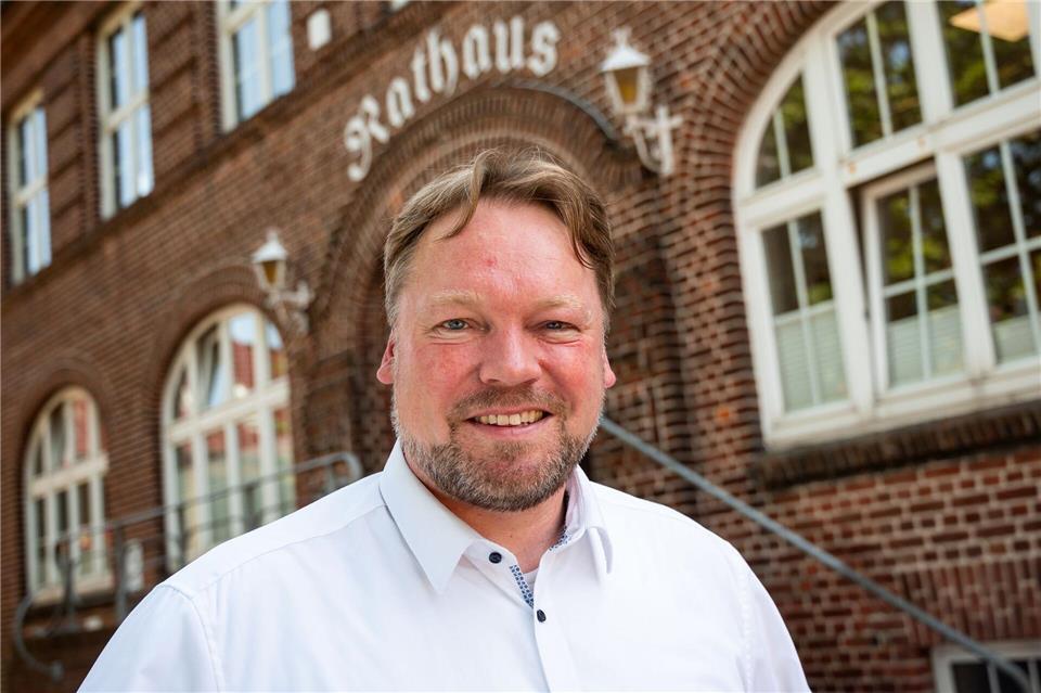 Für Bürgermeister Oliver Kumbartzky ist der Hafen ein wichtiger Teil des stark auf Tourismus ausgerichteten Ortes Büsum.Daniel Bockwoldt/dpa