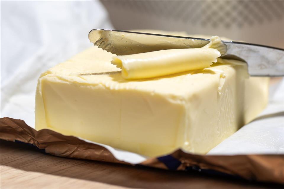 Für Butter müssen Verbraucher nun weniger bezahlen. (Symbolbild)Hendrik Schmidt/dpa