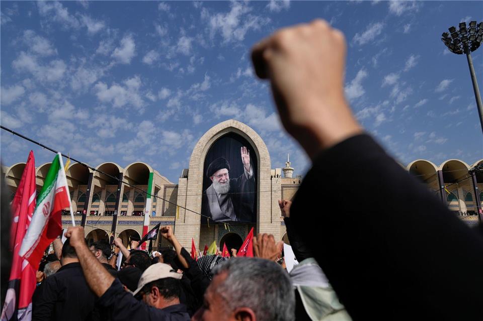 Für Chameneis Anhänger und die iranische Führung ist die Staatstrauer zugleich Abschied und Demonstration politischer Geschlossenheit.Altaf Qadri/AP photo/dpa