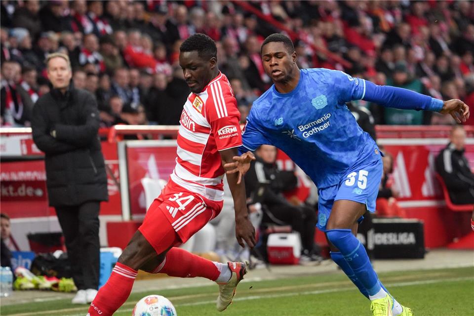 Für Christian Kofane (r) und seine Leverkusener wurde es bei Union Berlin das erwartet schwere Spiel.Soeren Stache/dpa