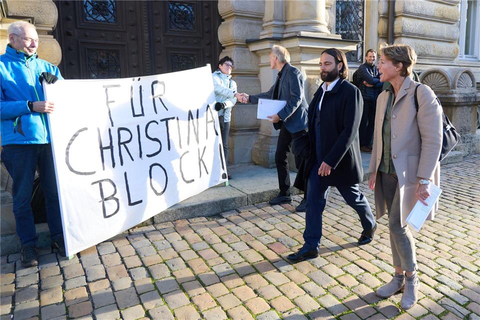 „Für Christina Block“ war vor Verhandlungsbeginn auf einem Plakat vor dem Landgericht zu lesen.Georg Wendt/dpa