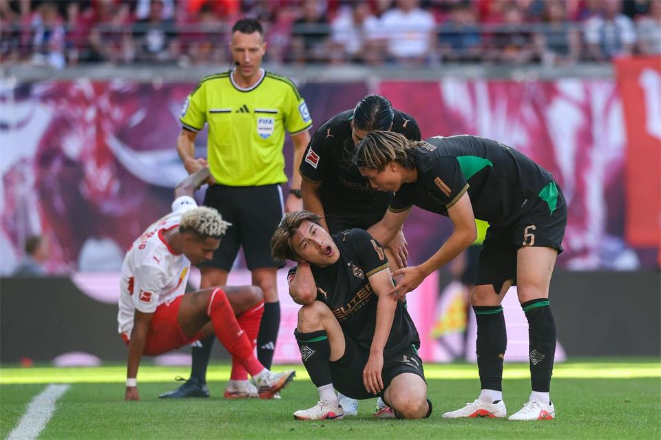 Für Daiki Hashioka (Bor. Mönchengladbach) endete das Spiel gegen Leipzig vorzeitig.Jan Woitas/dpa