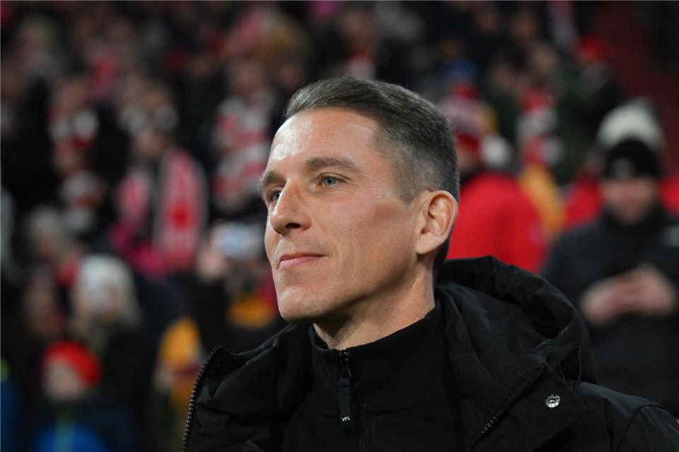 Für Daniel Bauer war das 1:8 eine ganz bittere München-Premiere als Wolfsburger Cheftrainer.Sven Hoppe/dpa