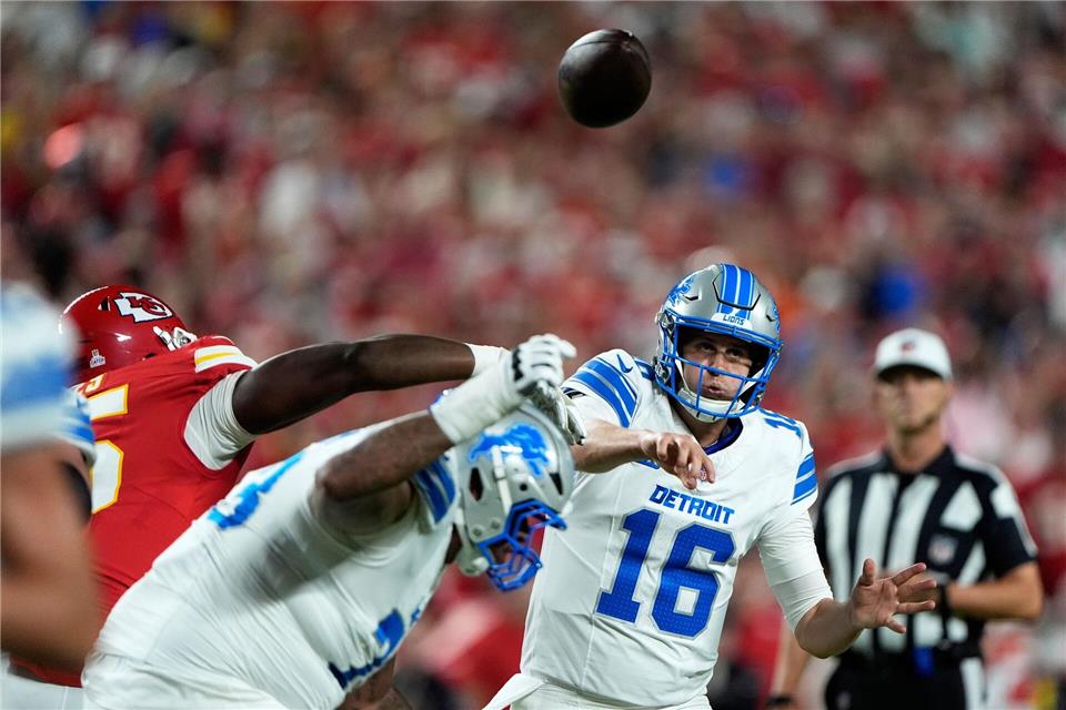 Für Detroit Lions Quarterback Jared Goff (M) endete in Kansas City die Siegesserie.Charlie Riedel/AP/dpa