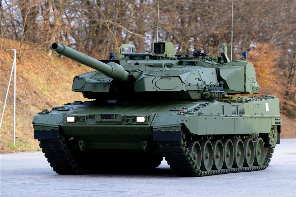 Für Deutschlands Sicherheit: Ein Leopard 2A8 auf einer Panzer-Teststrecke. (Archivbild)Sven Hoppe/dpa