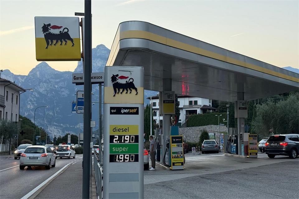 Für Diesel gilt an mehreren Tankstellen in Italien der freiwillige Preisdeckel v2,19 Euro pro Liter. Sabine Dobel/dpa