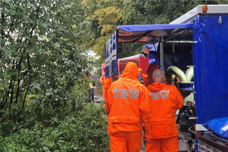 Für Einsatzkräfte bringen die starken Unwetter viel Arbeit mit sich.Sascha Thelen/dpa