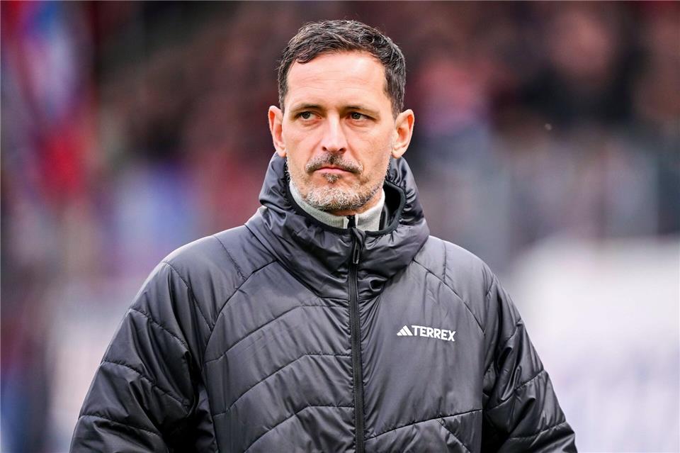 Für Eintracht Frankfurt mit Trainer Dino Toppmöller geht es zum 1. FC Köln. (Archivbild)Harry Langer/dpa