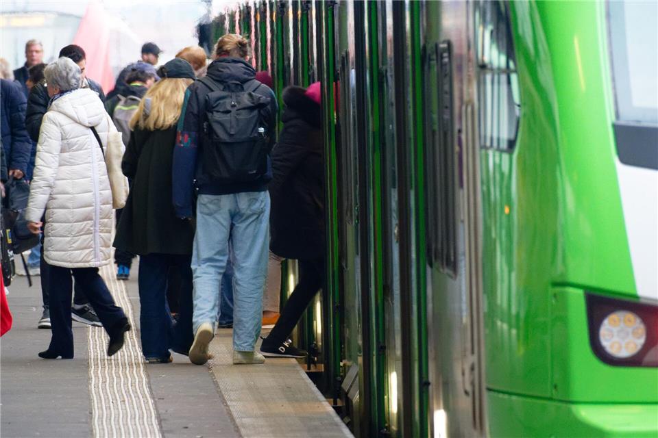 Für Fahrten im nordrhein-westfälischen Nahverkehr müssen viele Fahrgäste tiefer in die Tasche greifen. (Archivbild) Henning Kaiser/dpa