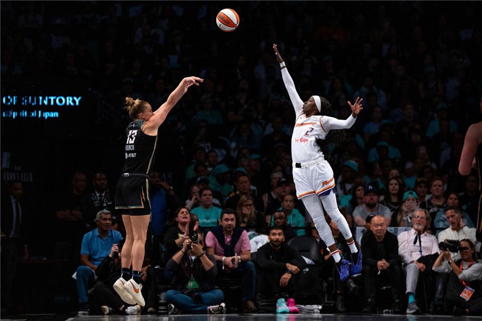 WNBA: Sabally hält Playoff-Duell mit ihrer Schwester offen Für Fiebich (links) und die Liberty lief kaum etwas zusammen.Angelina Katsanis/AP/dpa