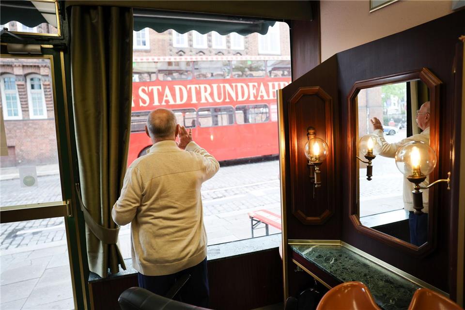 Für Franz Stenzel ein festes Ritual: Touristen auf Stadtrundfahrt zuzuwinken. Christian Charisius/dpa